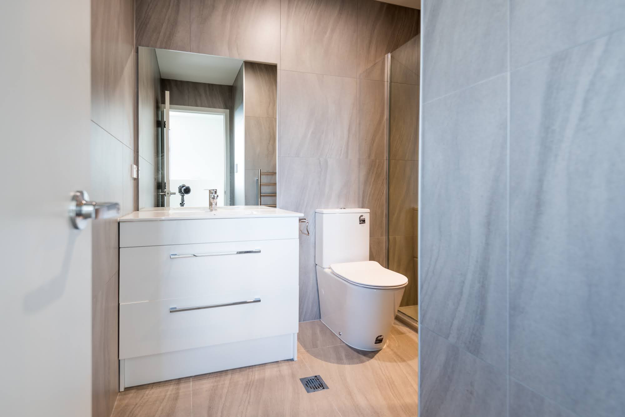 Russell Terraces bathroom